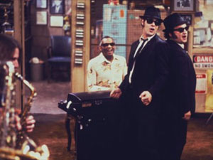 Ray Charles contracena com John Belushi e Dan Arkroyd em 'Irmãos Cara de Pau'. (Foto: Reprodução)