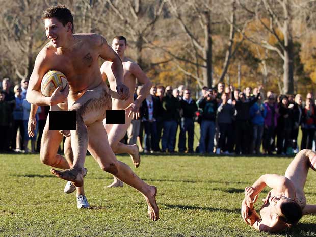 Multidão acompanha jogo em Parque de Dunedin