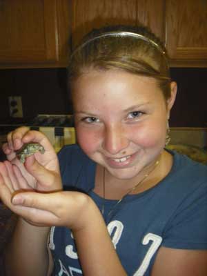 Carley Helm posa com sua pequena tartaruga