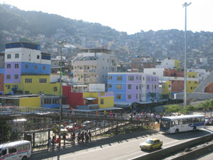 Sessenta casas da Rocinha foram coloridas. Novo visual faz parte das obras do PAC