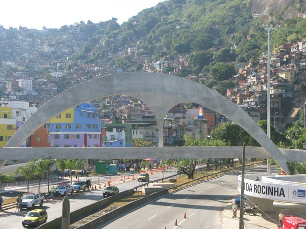 Passarela na Rocinha foi projetada pelo arquiteto Oscar Niemeyer
