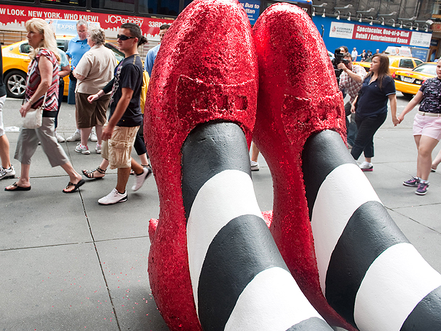 Sabe o par de sapatos de rubi que Dorothy calçava para caminhar pela estrada de tilojos amarelos em 'O mágico de Oz'? Pois em Nova York eles existem - em versão gigante. Com quase dois metros de altura, um par do calçado foi posto em rua de Manhattan para