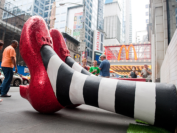 Os sapatos de Dorothy em versão colossal foram postos em trecho da rua 42, ao lado do museu. 