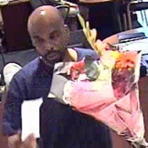 Imagem de câmera de segurança feita em 15 de julho mostra o 'assaltante do buquê'. A imagem foi divulgada pelo Departamento de Polícia da cidade.