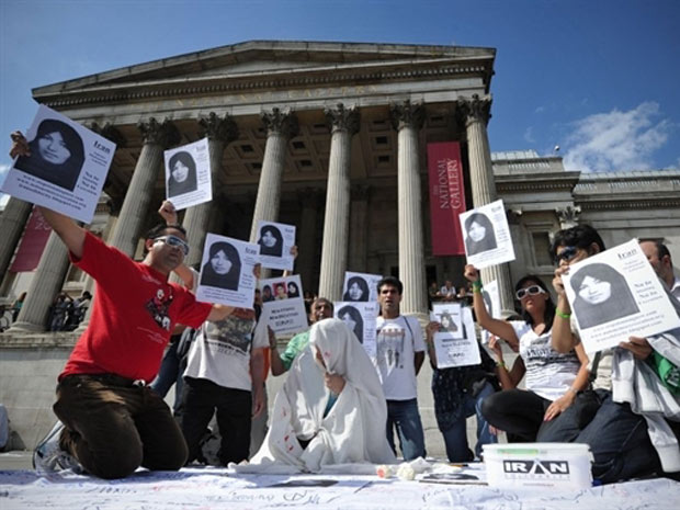 Membros do Comitê Internacional contra Apedrejamento protestam em Londres, no último domingo (24)