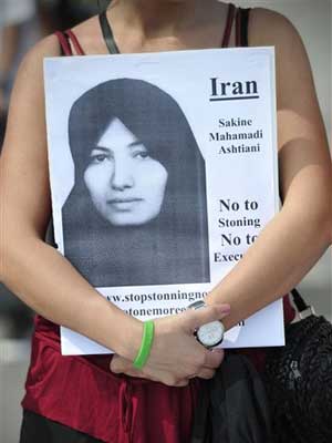 Manifestantes ingleses pedem que pena de morte de iraniana por apedrejamento seja cancelada