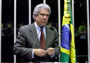 Senador Hélio Costa (PMDB-MG), candidato ao governo de Minas Gerais, na sessão do Senado (Foto: Geraldo Magela - Agência Senado)