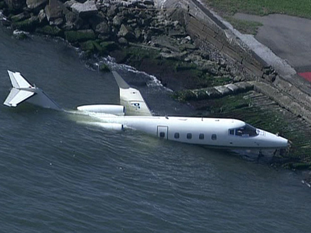 Avião cai na Baía de Guanabara