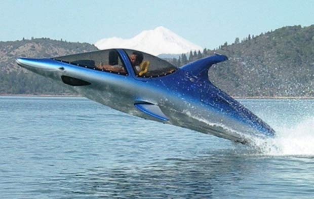 Submarino consegue mergulhar e dar saltos de mais de 3,5 m de altura fora d'água.