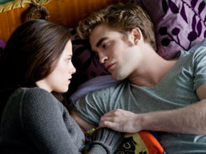 Kristen Stewart e Robert Pattinson em cena de 'Eclipse', filme da saga 'Crepúsculo: 'essa série, tão endeusada, tem muita sacanagem', diz escritor.
