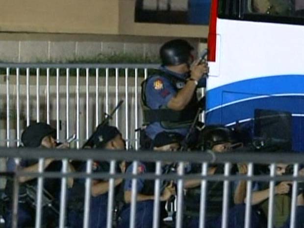 Operação da polícia de Manila cerca o ônibus com reféns