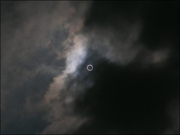 O círculo causado por eclipse, fotografado pelo garoto indiano Dhruv Arvind Paranjpye, de 14 anos.