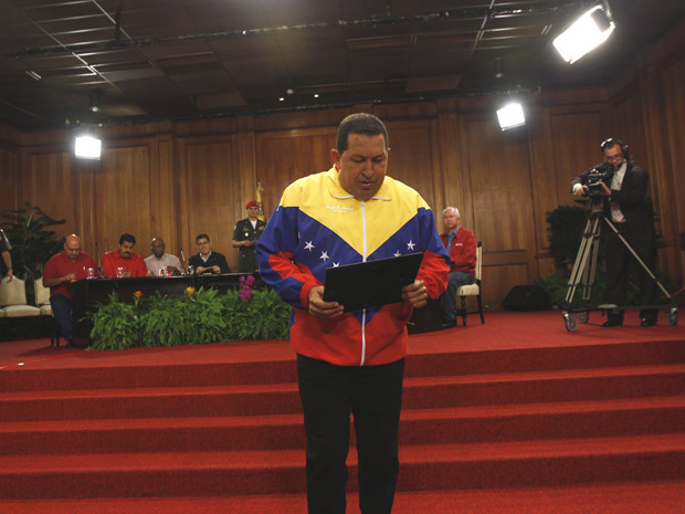 O presidente venezuelano, Hugo Chávez, durante entrevista  coletiva nesta segunda (27) no Palácio Miraflores, em Caracas