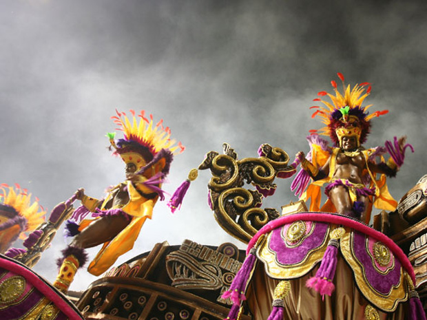 Dançarinas em carro alegórico da Rosas de Ouro no Carnaval 2010