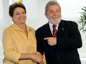 Presidente Lula cumprimenta a presidente eleita do Brasil, Dilma Rousseff, durante encontro no Palácio do Planalto