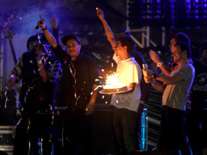 Marcelo D2 comemora aniversário com sua banda no palco do F1 Rocks