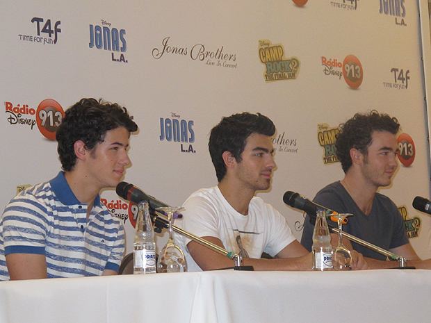 Jonas Brothers em coletiva de imprensa realizada na manhã deste domingo (6), em São Paulo