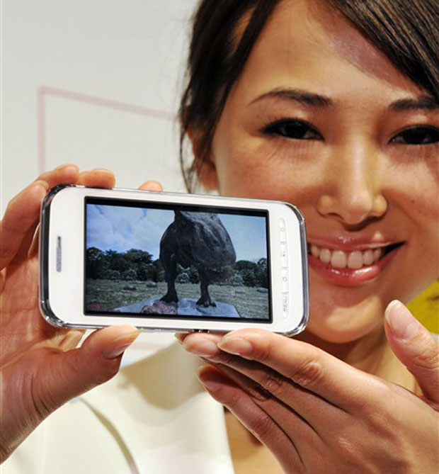 Modelo mostra telefone celular Lynx 3D, fabricado pela Sharp. Vendido pela operadora japonesa NTT Docomo, aparelho é capaz de exibir imagens em três dimensões sem a necessidade de uso de óculos especiais.