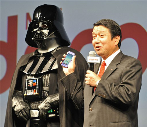 O presidente da NTT Docomo, Ryuji Yamada, ao lado do personagem Darth Vader, da série 'Guerra nas Estrelas'. Vader participará da propaganda do Lynx 3D, que tem tela de 3,8 polegadas.