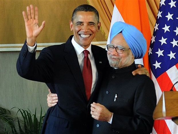 Obama abraça o primeiro-ministro indiano, Manmohan Singh, após entrevista coletiva para a imprensa em Nova Déli