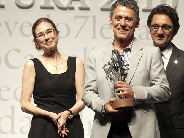 Chico Buarque recebeu o troféu das mãos de Pilar del Rio, viúva do escritor português José Saramago