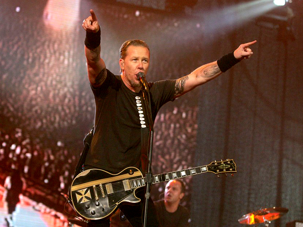 O vocalista e guitarrista James Hetfield durante apresentação da banda californiana Metallica