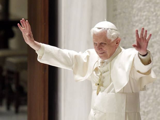 O Papa Bento XVI após audiência com novos cardeiais nesta segunda-feira (22) no Vaticano.