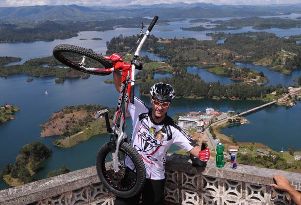 Colombiano subiu de bicicleta 649 degraus da 'Piedra del Penol'.