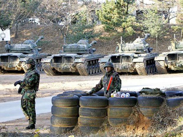 Militares sul-coreanos fazem guarda em base da ilha de Yeonpyeong, nesta sexta-feira (26)