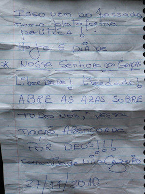 Carta entregue por moradora elogia as operações na Penha
