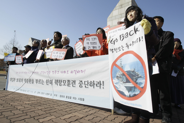 Manifestantes pró-unificação das Coreias pedem paz no dia em que a Coreia do Sul começa manobras militares com os Estados Unidos.