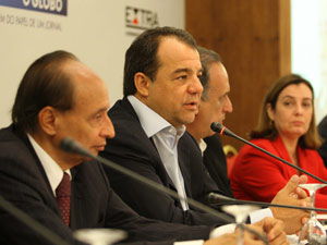 O governador do RJ, Sergio Cabral (ao centro), durante evento no Rio