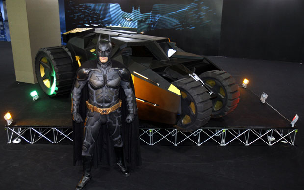 'Batman' exibe o Batmóvel no salão de Kuala Lumpur (Foto: AP)