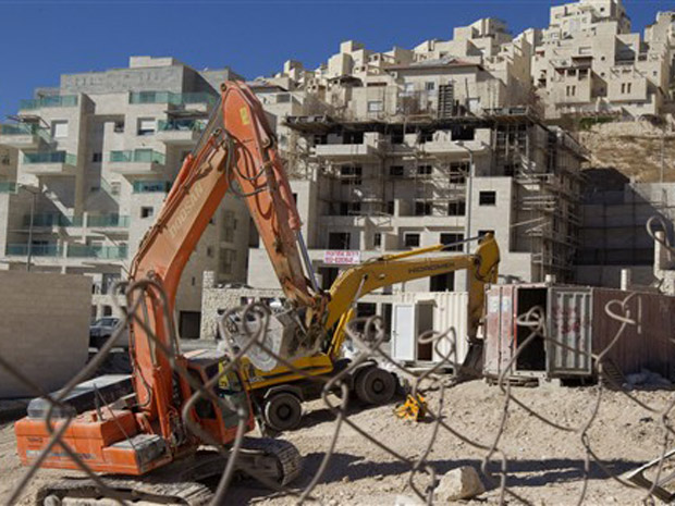 Obras do assentamento israelenses de Har Homa, em subúrbio de Jerusalém Oriental, próximo a Belém, nesta quinta-feira (2).
