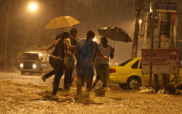 Chuva alaga as ruas Joaquim de Queriroz e Avenida Itararé, no Complexo do Alemão