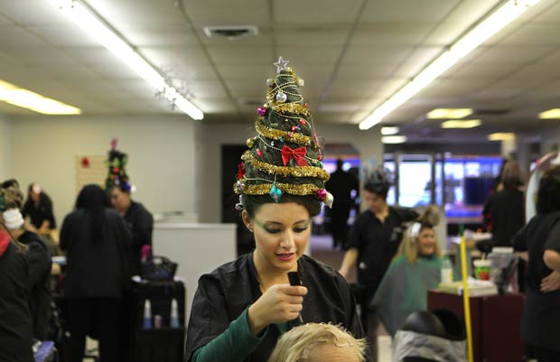 Com cabelo em formato de árvore de Natal, Melissa Cossack atende cliente.