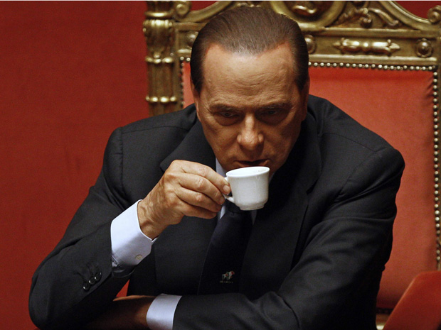 O premiê da Itália, Silvio Berlusconi toma café nesta terça-feira (14) no Senado, em Roma.