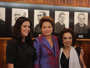 A presidente eleita Dilma Rousseff (c), entre sua mãe, Dilma Jane Silva Rousseff (d), e sua filha, Paula Rousseff, posa para foto durante a cerimônia de diplomação, no plenário do TSE, em Brasília, nesta sexta-feira