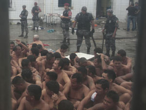 Presos rendidos em cadeia pública de Manaus, após rebelião em novembro que deixou quatro mortos