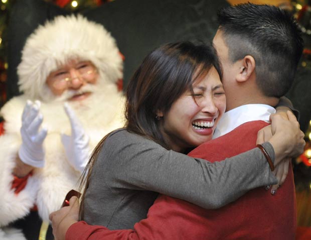 Jenny Hoang abraço o noivo após aceitar o pedido de casamento.
