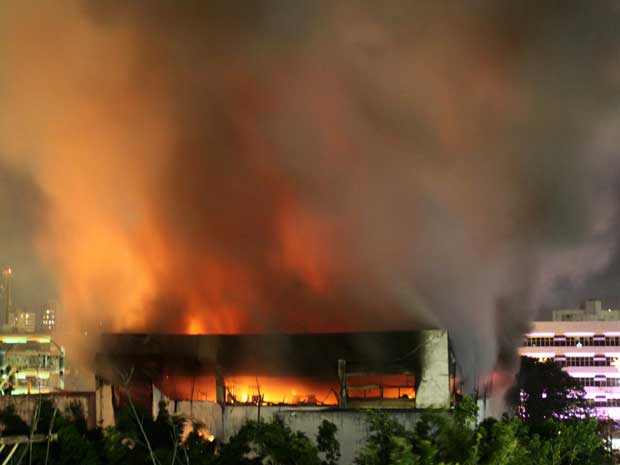 Incêndio no prédio da Oi em Salvador teve início na manhã desta terça-feira (21). À noite, o Corpo de Bombeiros ainda não havia debelado as chamas. 
