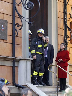 Bombeiros chegam na embaixada chilena em Roma, após a explosão