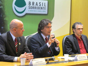 O ministro José Gomes Temporão (centro) ao lado de coordenadores da área de Saúde Bucal do ministério