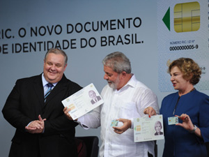 O ministro da Justiça, Luiz Paulo Barreto, o presidente Lula e a primeira-dama Marisa Letícia durante lançamento do novo Registro de Identidade Civil (RIC), no Ministério da Justiça 