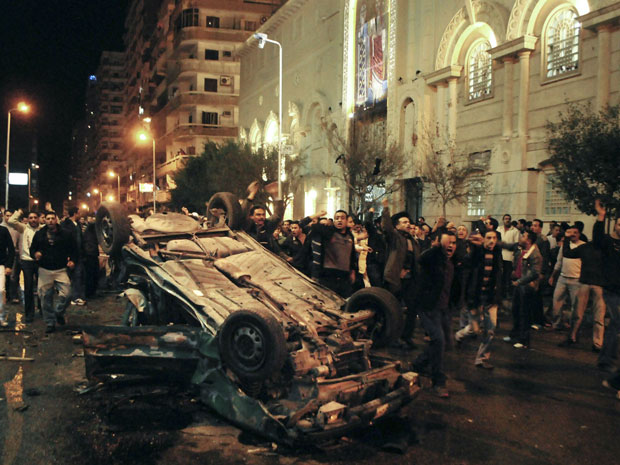 Veículo estava estacionado em frente a uma igreja cristã e explodiu no momento da saída dos fiéis.