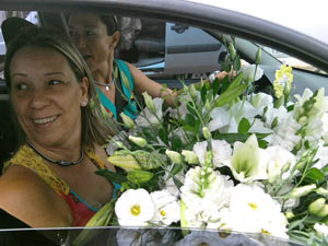 Assessores com flores enviadas à presidente eleita Dilma Rousseff na Granja do Torto