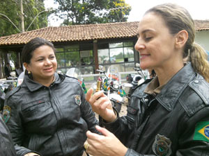 Mulheres integrantes da escolta da presidente Dilma Rousseff diante da entrada da Granja do Torto