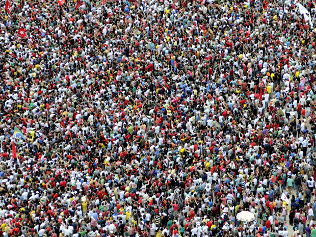 Multidão se reúne para assistir à posse de Dilma