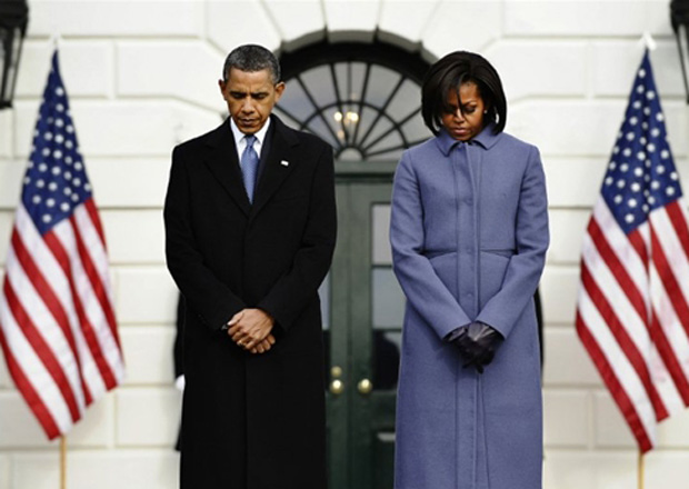 O presidente dos EUA, Barack Obama, e a primeira-dama, Michelle, lideram nesta segunda-feira (10) um minuto de silêncio