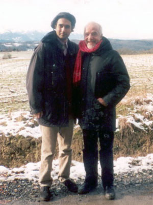 Em foto disponibilizada em seu site oficial, o editor iraniano Arash Hejazi posa ao lado do escritor Paulo Coelho